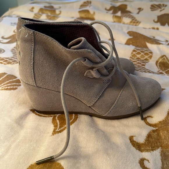 TOMS - Women’s Tan Suede Lace-up Booties - Size 6 - EUC - Picture 3 of 7